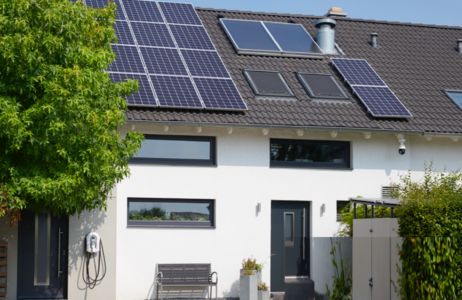 Solarzellen auf einem Haus, mit Pacadu-Wallbox