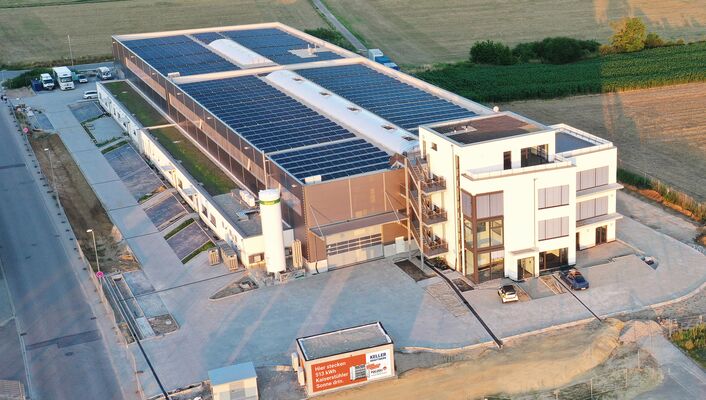 PV-Anlage und Stromspeicher für Gewerbebetriebe Firmengebäude mit Solarzellen