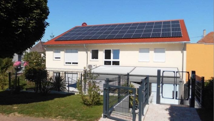 Solaranlage mit Stromspeicher auf einem Haus der Sozialstation