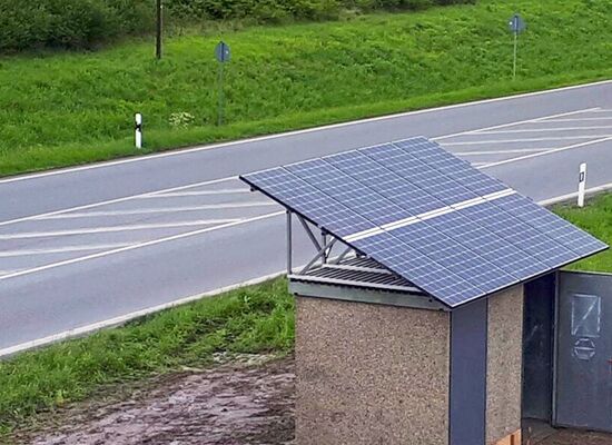 Waschbeton-Häuschen mit Solarmodulen auf dem Dach