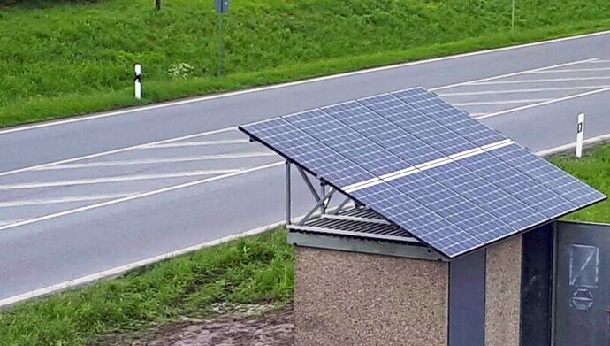 Die Baustelle im Jahr 2017 Waschbeton-Häuschen mit Solarmodulen auf dem Dach