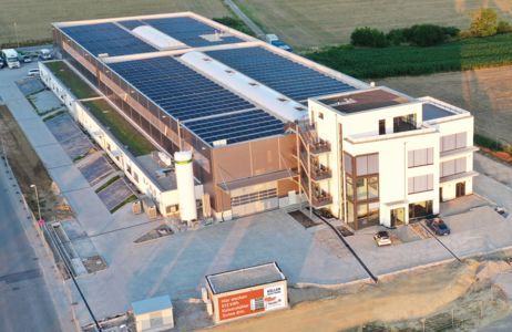 Industriegebäude mit Solarzellen