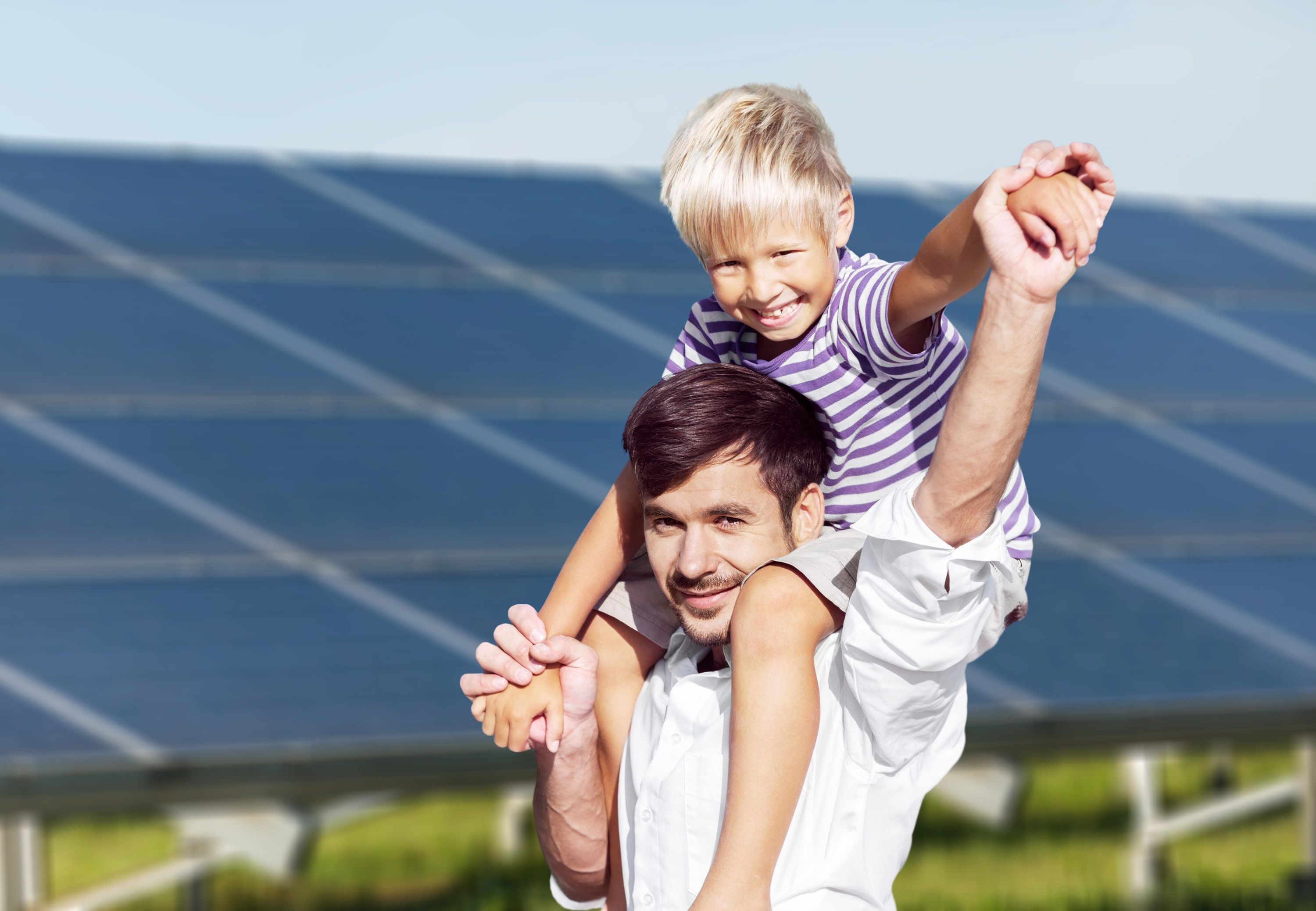 Vater und Sohn vor Solarzellen