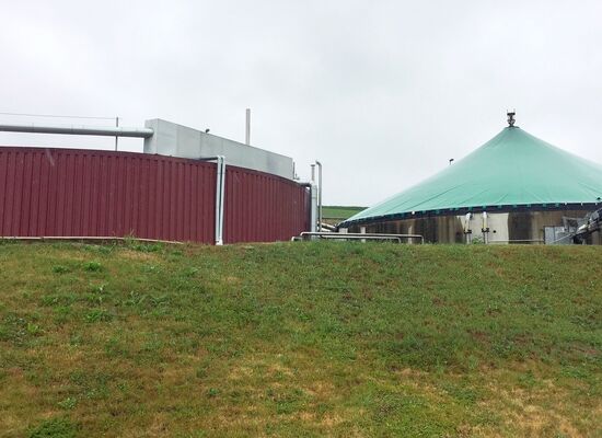 zwei große Behälter einer Biogasanlage