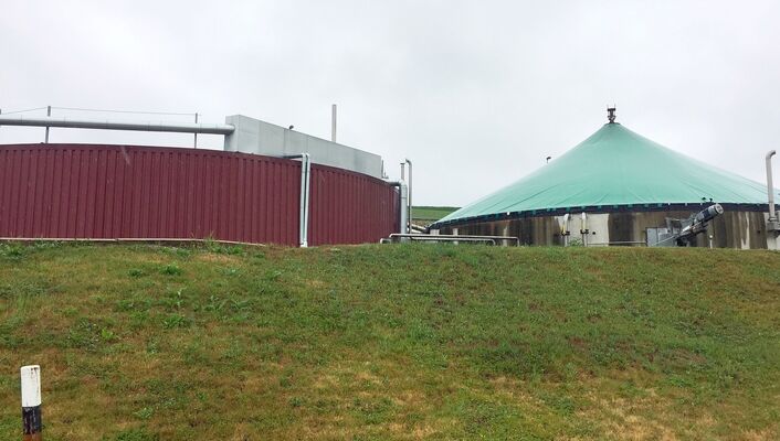 Biogasanlage zwei große Behälter einer Biogasanlage