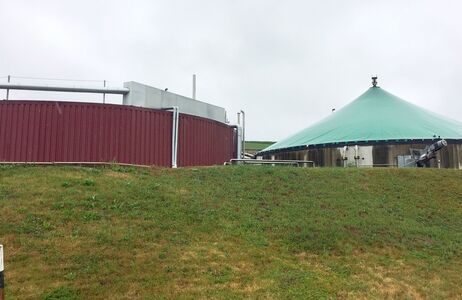 Biogasanlage zwei große Behälter einer Biogasanlage